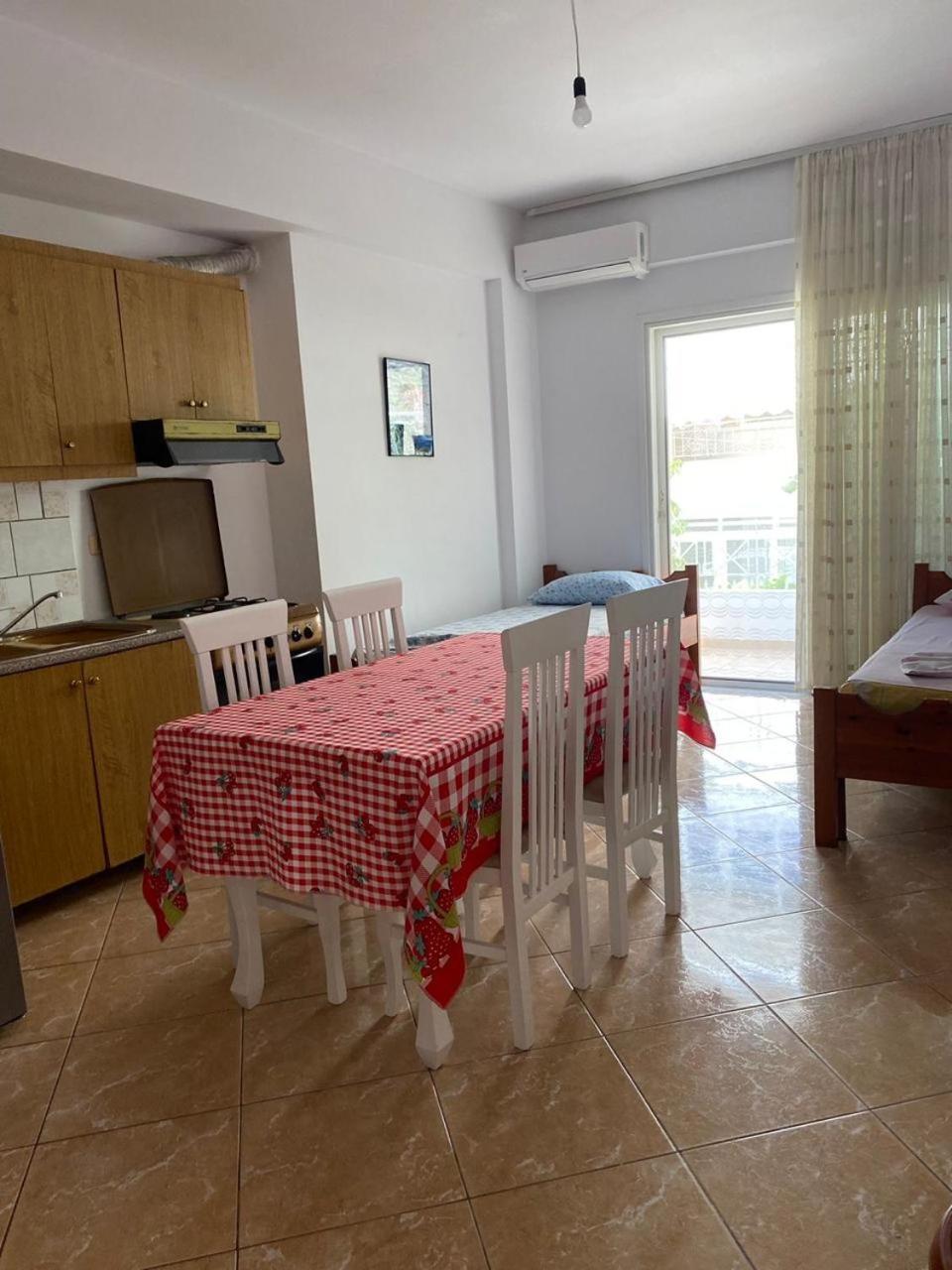 Tulipani Apartments Near Port Sarandë エクステリア 写真